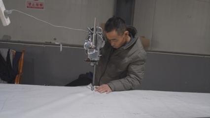 新疆庫(kù)車 節(jié)后服裝企業(yè)開足馬力趕訂單，輔料制造產(chǎn)業(yè)鏈協(xié)同發(fā)力